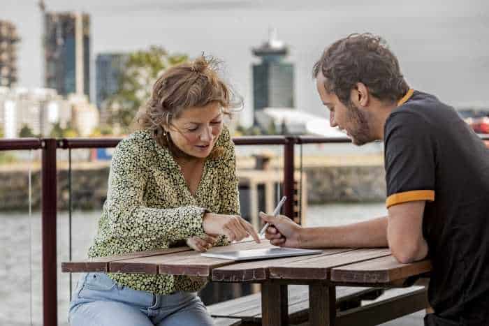 Twee collega's overleggen op terras