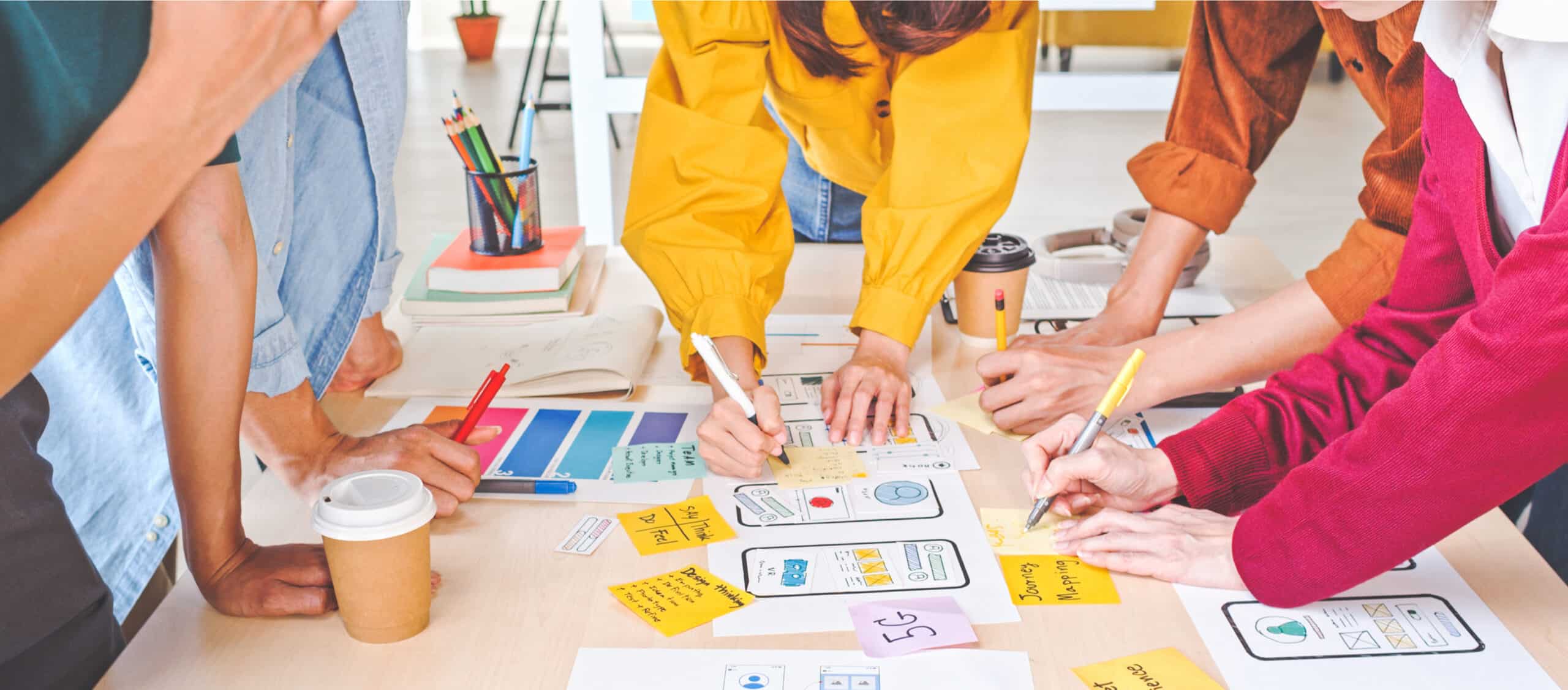 tafel waarop hard gewerkt wordt aan de website