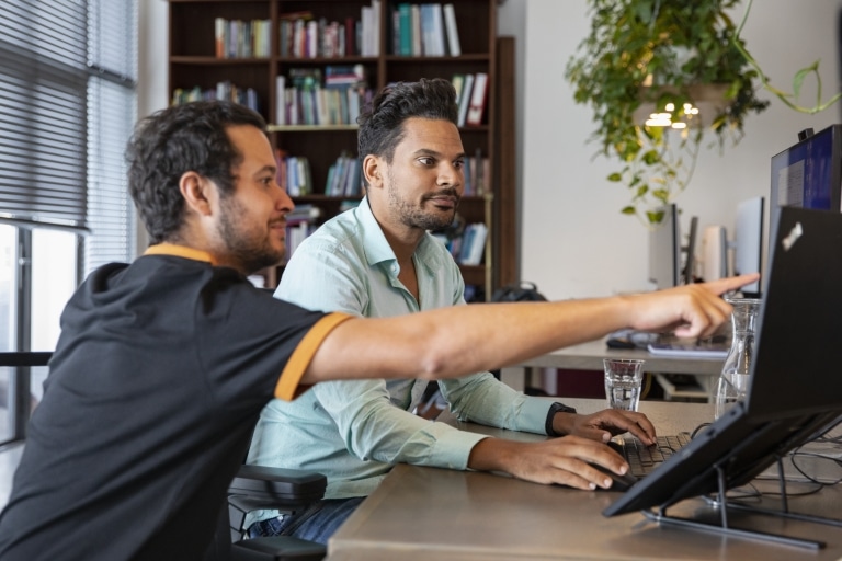 Medewerkers achter de computer aan het werk