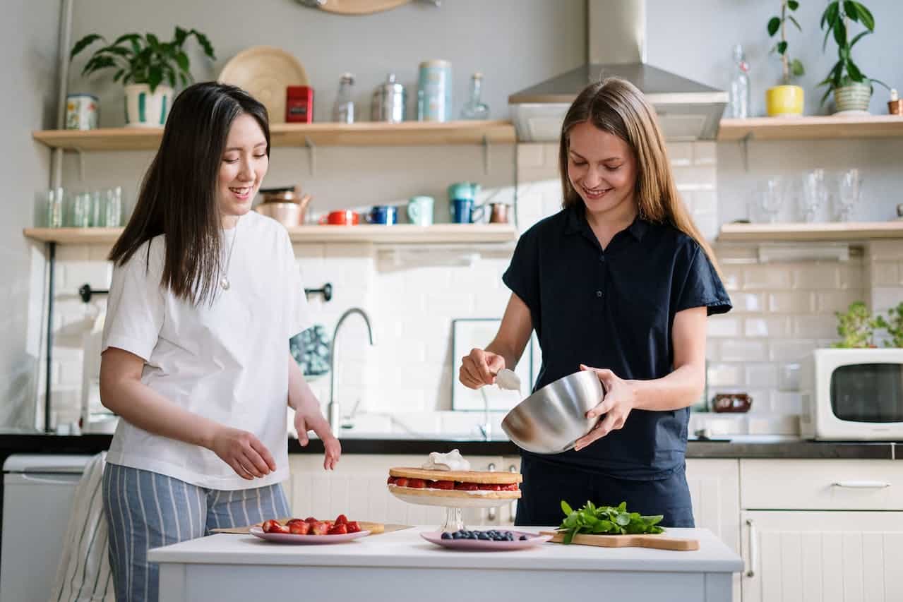 mensen bakken taart in de keuken