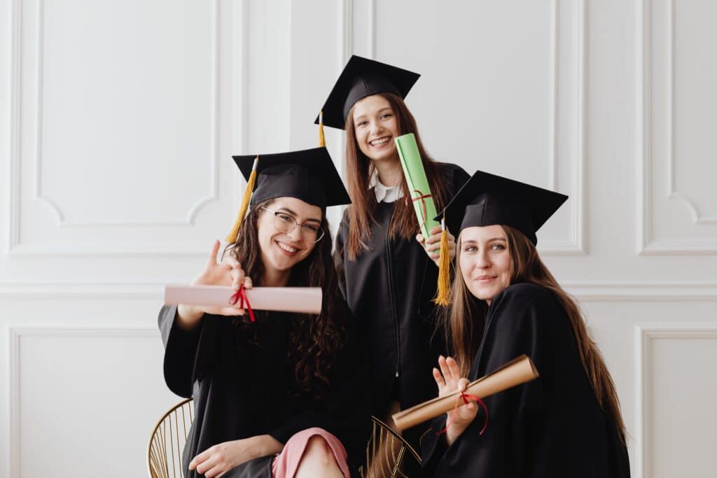 drie afgestudeerde scholieren