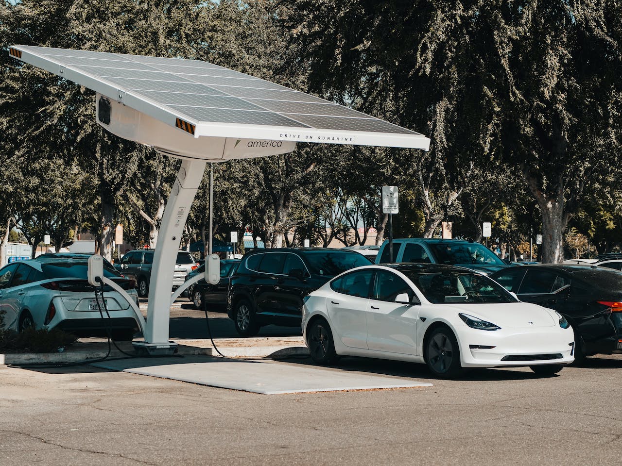 auto laadt op zonne-energie