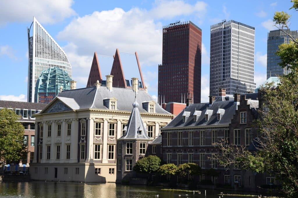 Hof vijver met torentje en skyline Den Haag